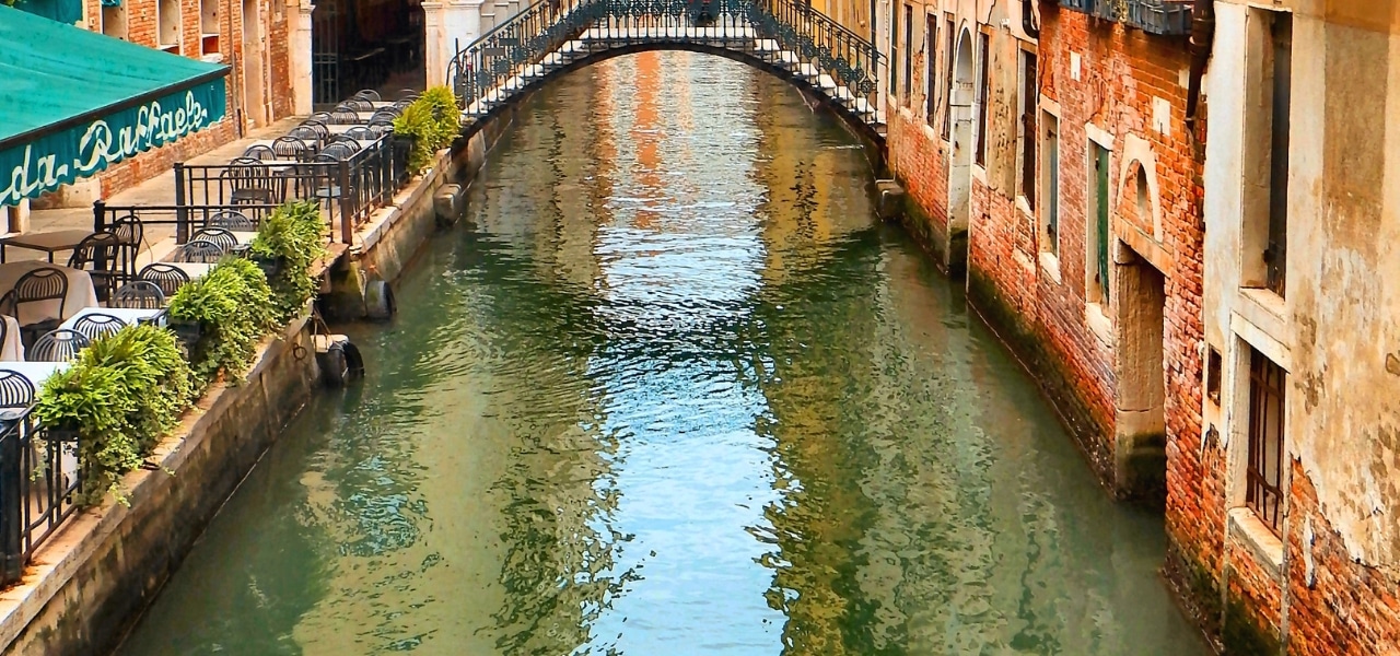 Águas verdes fluorescentes em Veneza